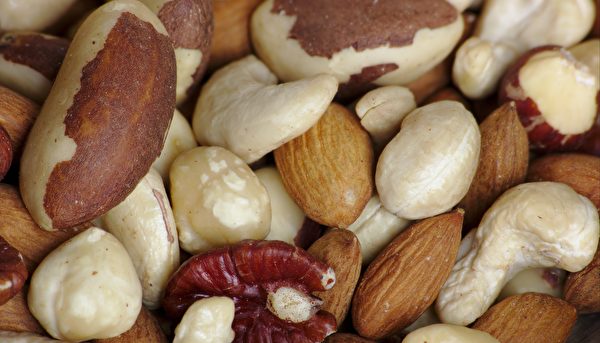Fancy_raw_mixed_nuts_macro-e1512314901765-600x343