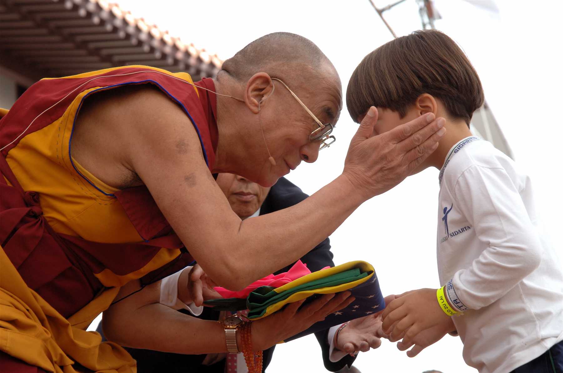 43_Aluno Sidarta presenteando o Dalai Lama no Templo Zulai