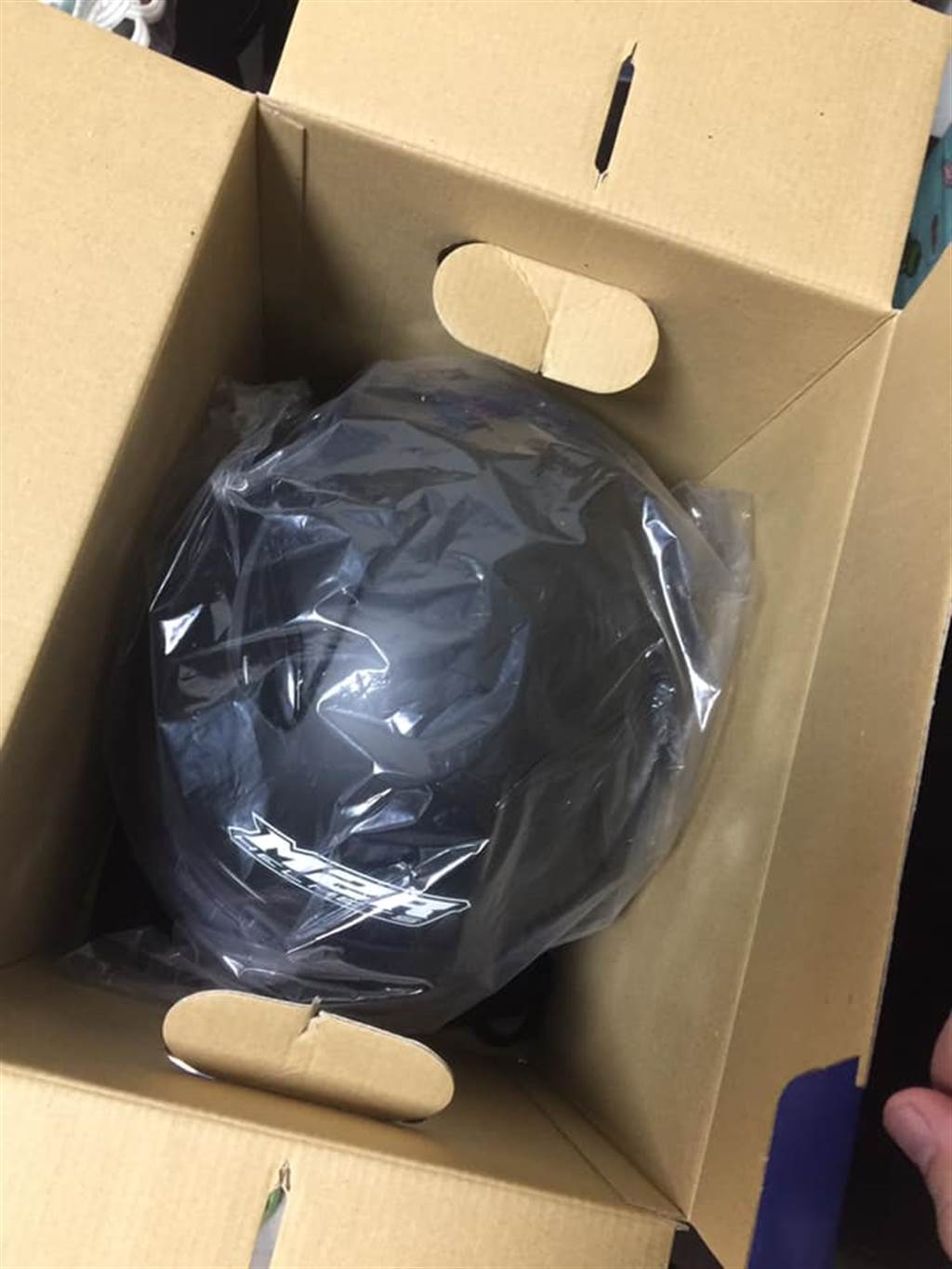 原PO表示，一位阿姨抽出最底層的一盒安全帽，打開後竟有兩杯喝完的星巴克咖啡。