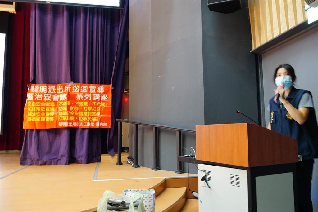 第四分局黎明派出所與偵查隊，特別前進校園為南屯區惠文高中提供交通安全講習以及詐騙態樣剖析，受到青年學子的熱烈歡迎。