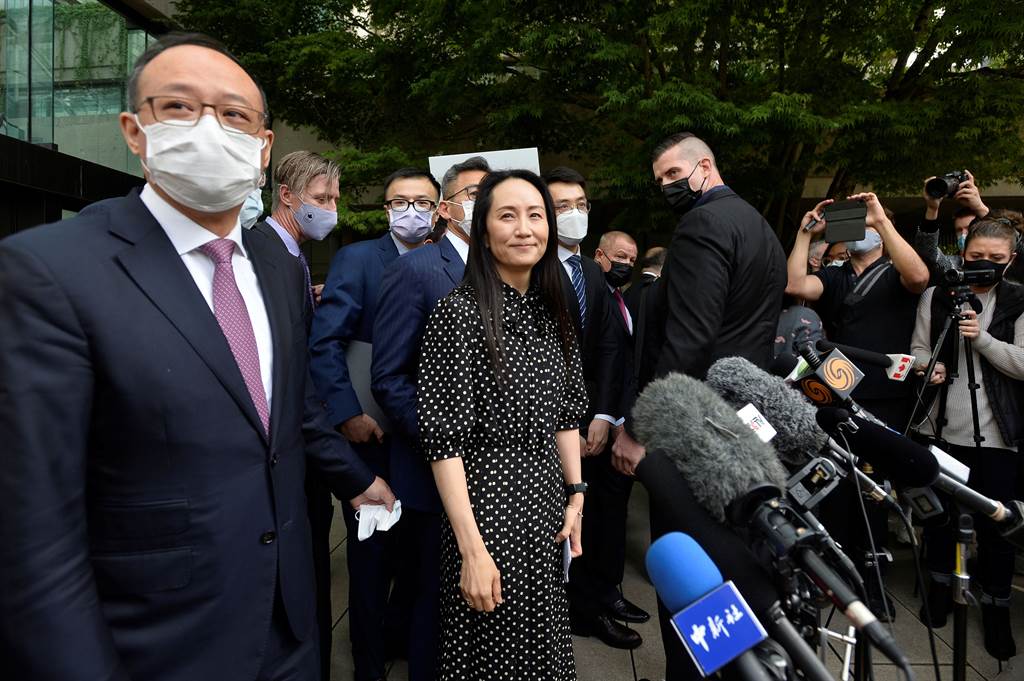 華為前財務長孟晚舟在遭加拿大逮捕後1028天候，以不認罪、緩起訴的方式獲釋，並於25日返回中國
