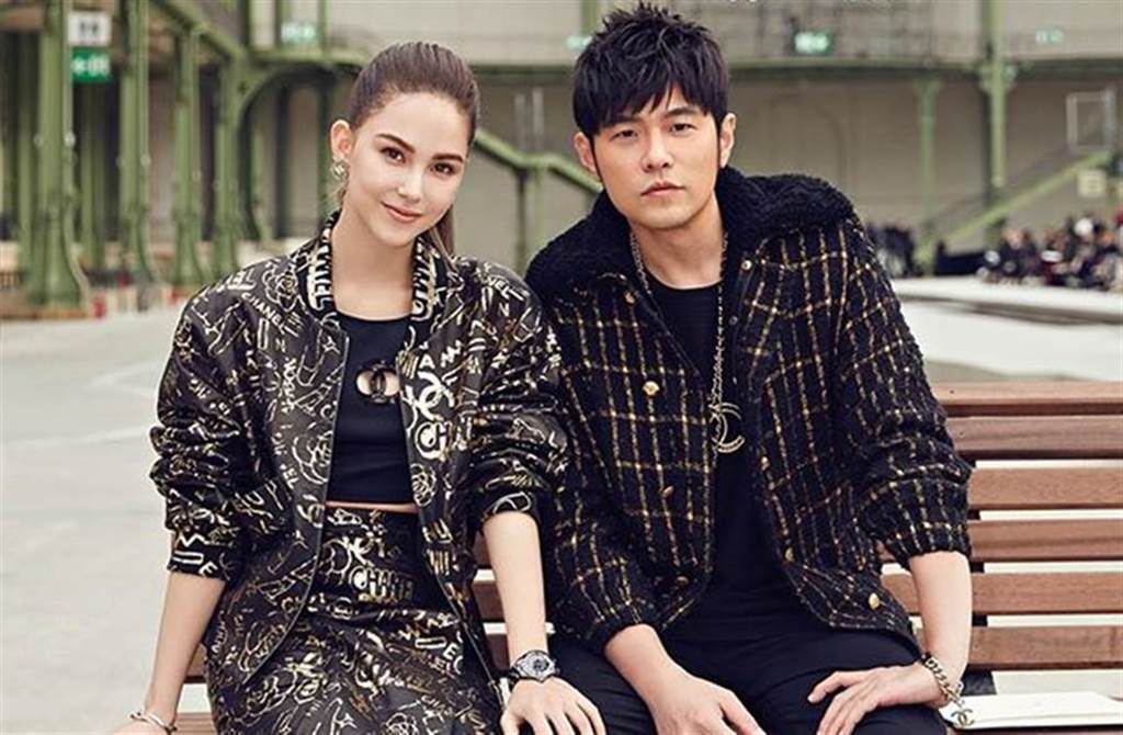 天王周杰倫在2014年公開和昆凌的戀情後，隔年就把小他14歲的美人娶回家，婚後育有一女小周周（Hathaway）和一子小小周（Romeo），他們也經常透過社群分享一家四口幸福生活