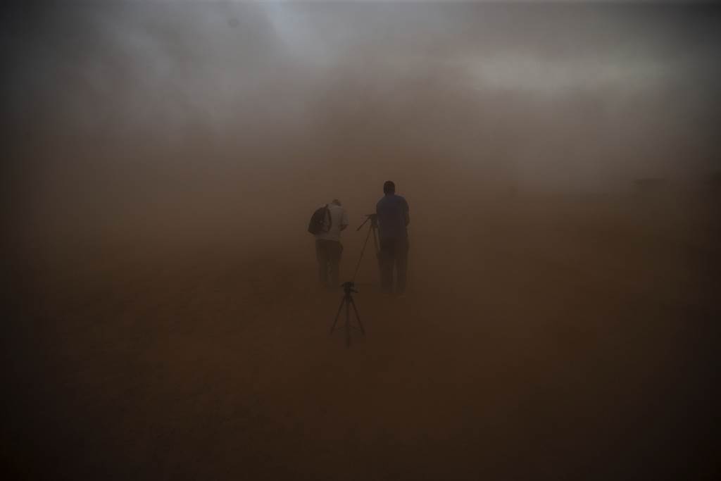 在摩洛哥南部Grier Labouihi 舉行軍演的過程中，記者拍下他們被沙塵暴吞沒