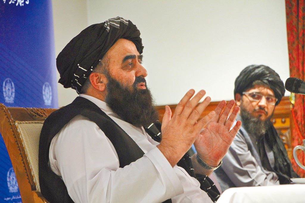 塔利班外交部長穆塔奇（Amir Khan Muttaqi）表示，塔利班已警告美國，勿顛覆阿富汗塔利班政權。圖為穆塔奇9月14日在喀布爾出席記者會的檔案照。