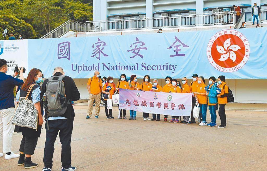 香港警務處處長蕭澤頤表示，《香港基本法》訂明港人享有結社及集會自由，但不能濫用自由，如果不尊重法治，就無資格講自由。