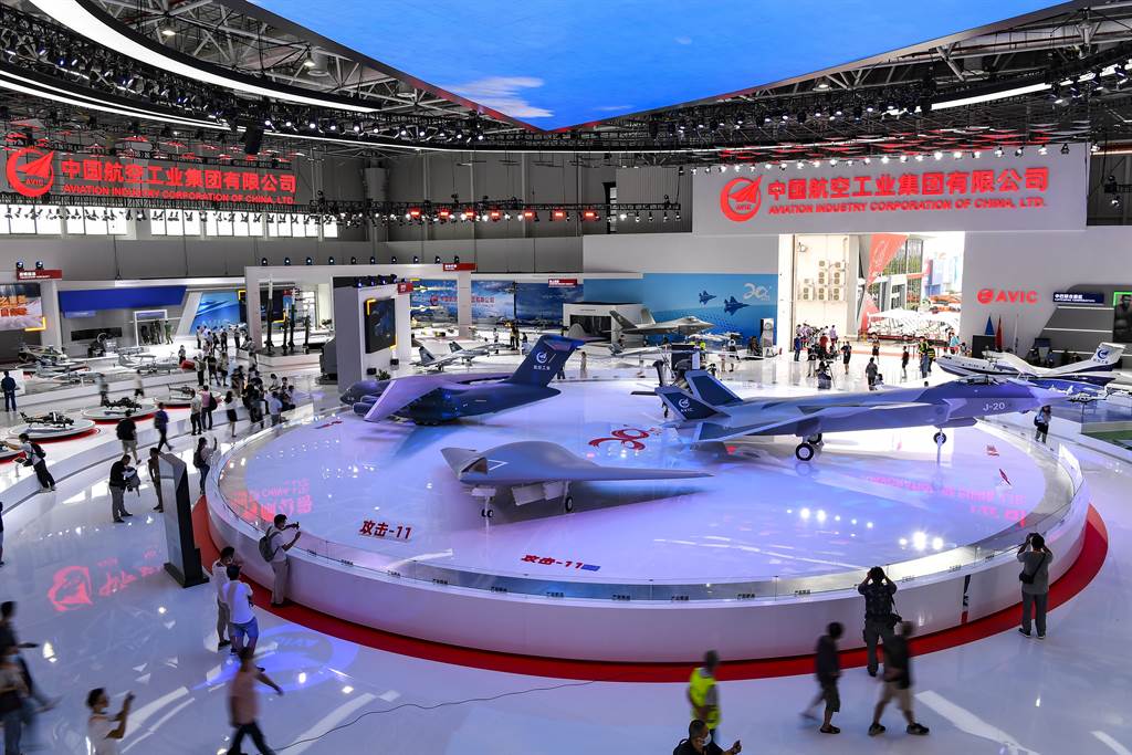珠海航展上攻擊-11與殲-20與直-20、運-20放在一起，可能是它將承擔殲20的忠誠僚機，因此也被看作「20家族」的成員。