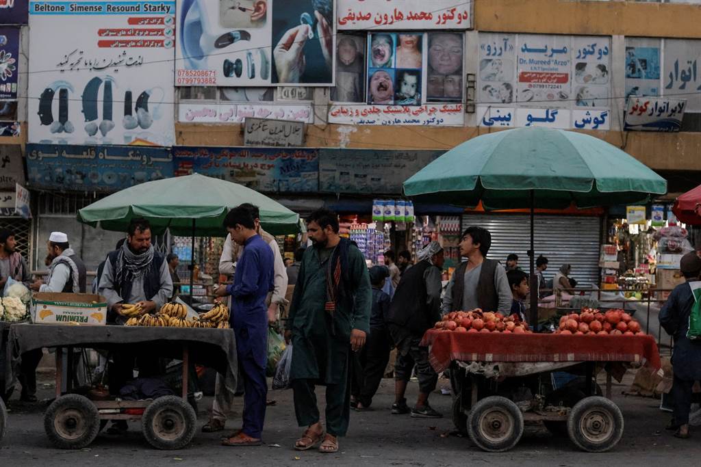 美、英兩國今天警告公民遠離阿富汗首都喀布爾（Kabul）各大旅館。圖為喀布爾市一處水果市集。