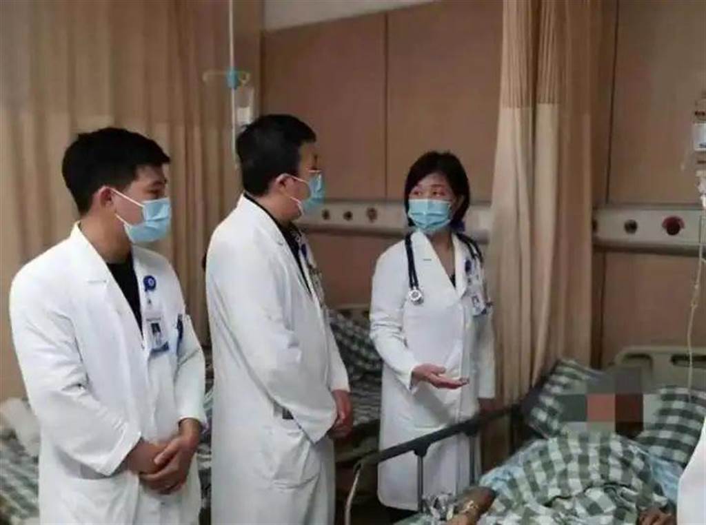 浙江女子10天前看人殺鴨感染鸚鵡熱：39℃高燒，乏力乾咳。經潘紅英(右一）等醫師救治成功。