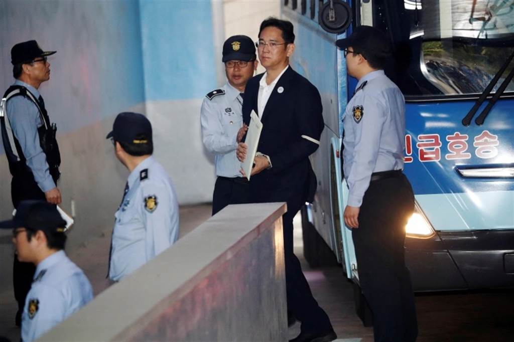 李在鎔在法警的戒護下進法院。