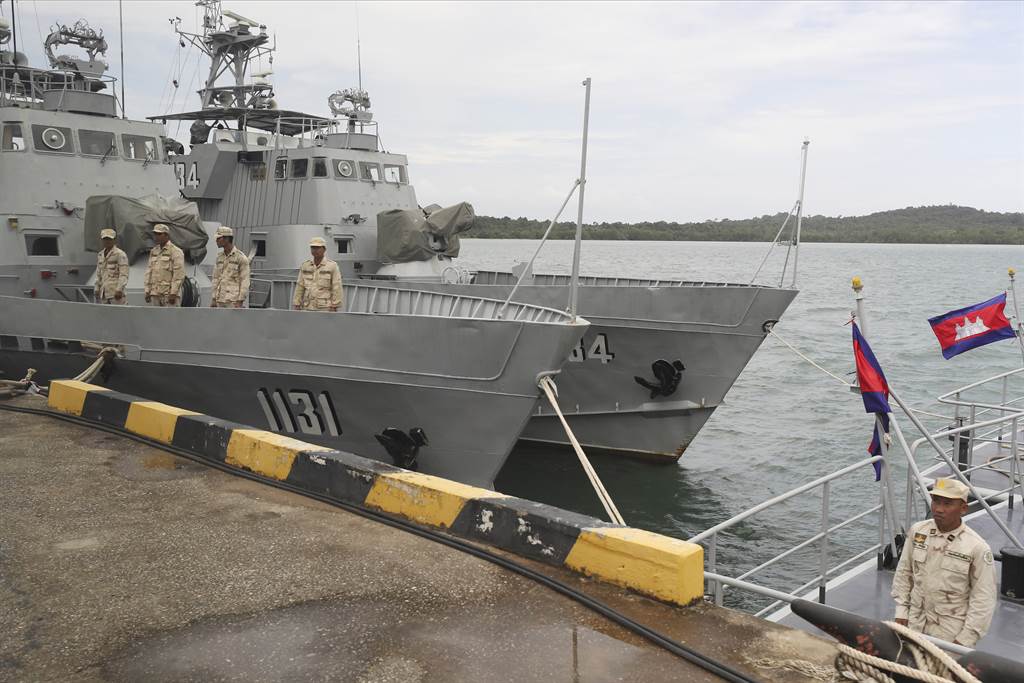 美國13日指控柬埔寨對於中國大陸在其最大海軍基地雲壤的建設活動，缺乏足夠的透明度。圖為柬埔寨巡邏艇停泊雲壤。