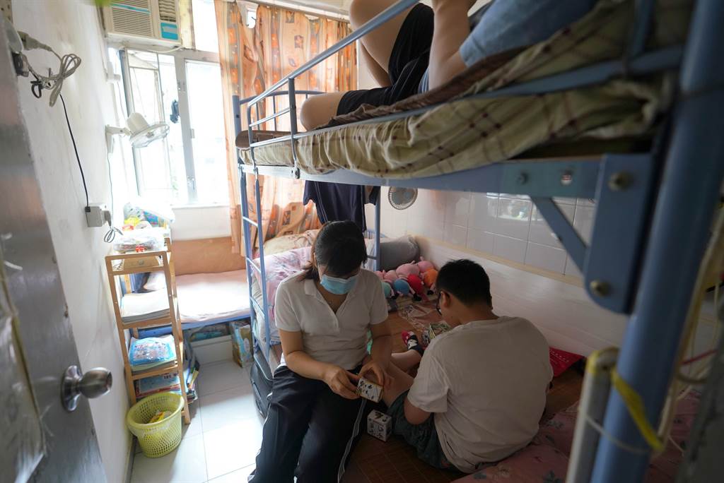 香港的經濟和民生問題一直在深層次矛盾中扮演很重要的角色,住房問題是其中影響香港發展最突出和最迫切的重中之重。