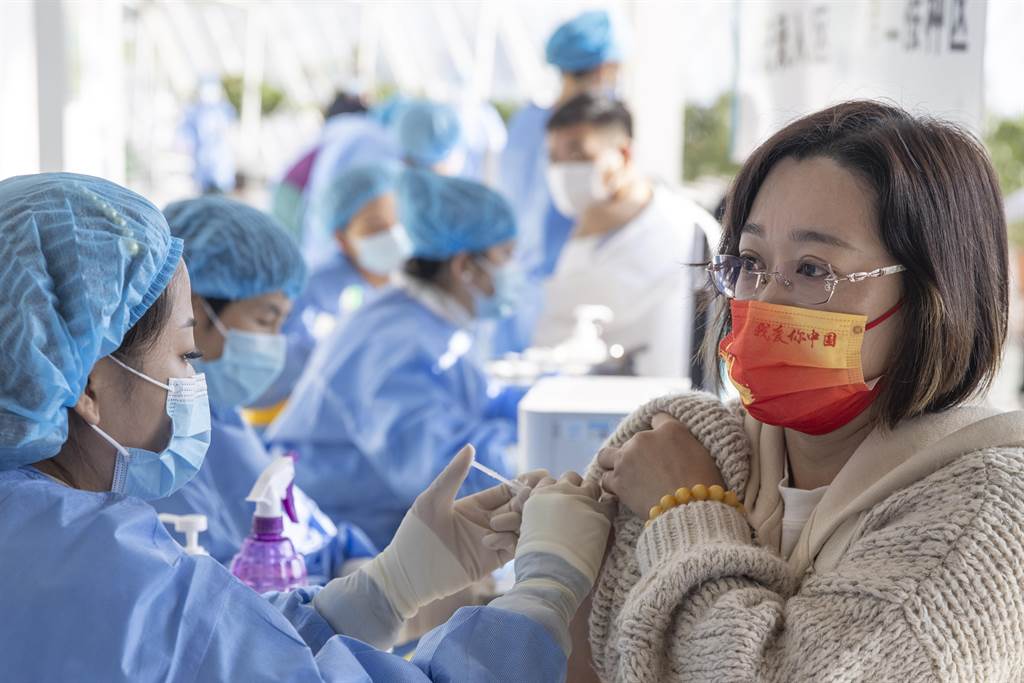 中國國家傳染病醫學中心主任、復旦大學附屬華山醫院感染科主任張文宏表示,「今天疫苗接種的目標定位已經發生了轉變。我們現在沒有辦法通過疫苗接種完全阻擋疾病的傳播,疫苗接種之後的目標主要是把疾病的危害性降到最低的水平」。