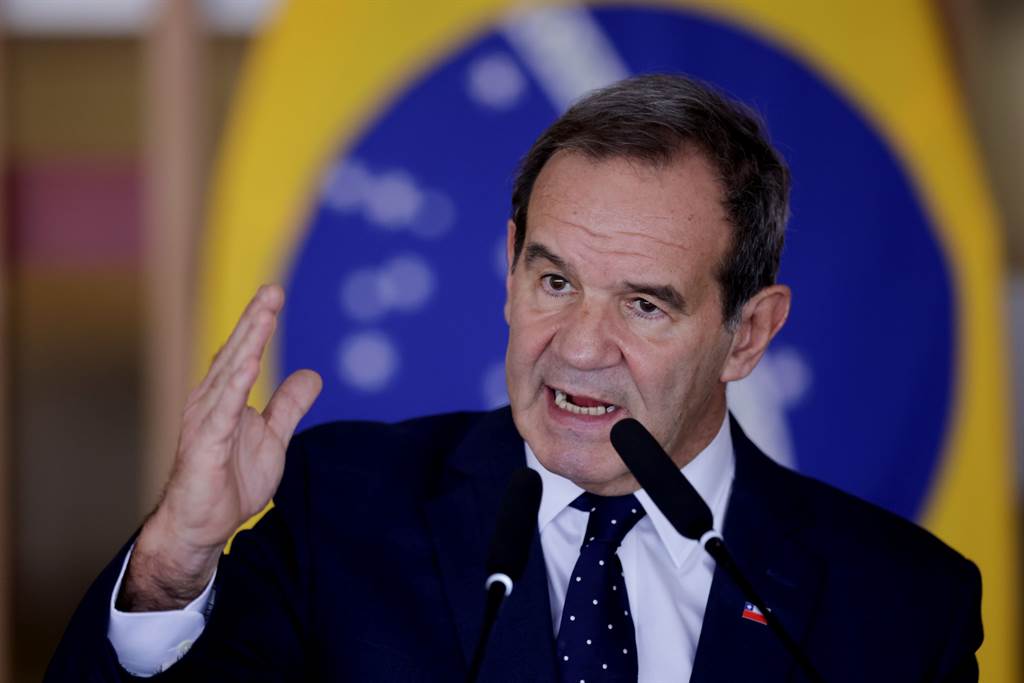智利外交部長阿亞曼（Andres Allamand）。