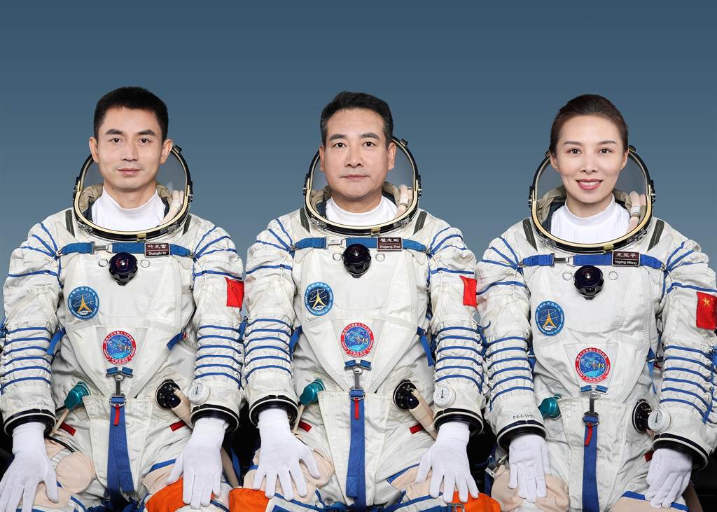 據中國載人航天工程辦公室消息，經空間站階段飛行任務總指揮部研究決定，翟志剛（中）、王亞平（右）、葉光富3名航天員將執行神舟十三號載人飛行任務，由翟志剛擔任指令長。