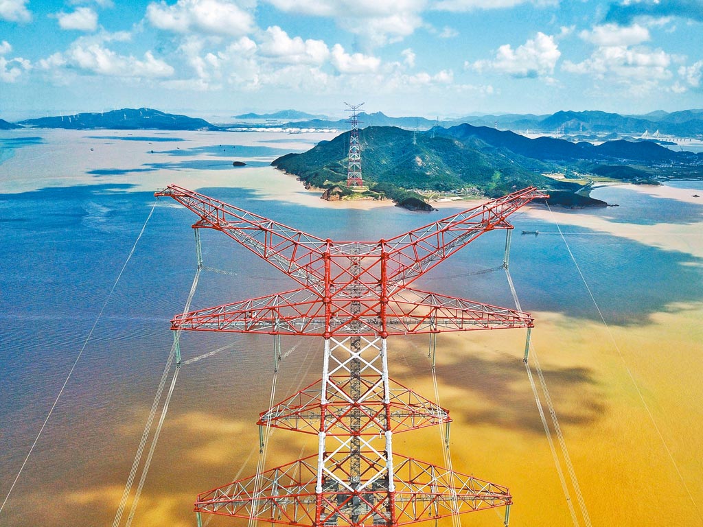 大陸國家發改委祕書長趙辰昕13日表示，將合理疏導燃煤發電成本。圖為浙江舟山380公尺高的跨海輸電鐵塔。