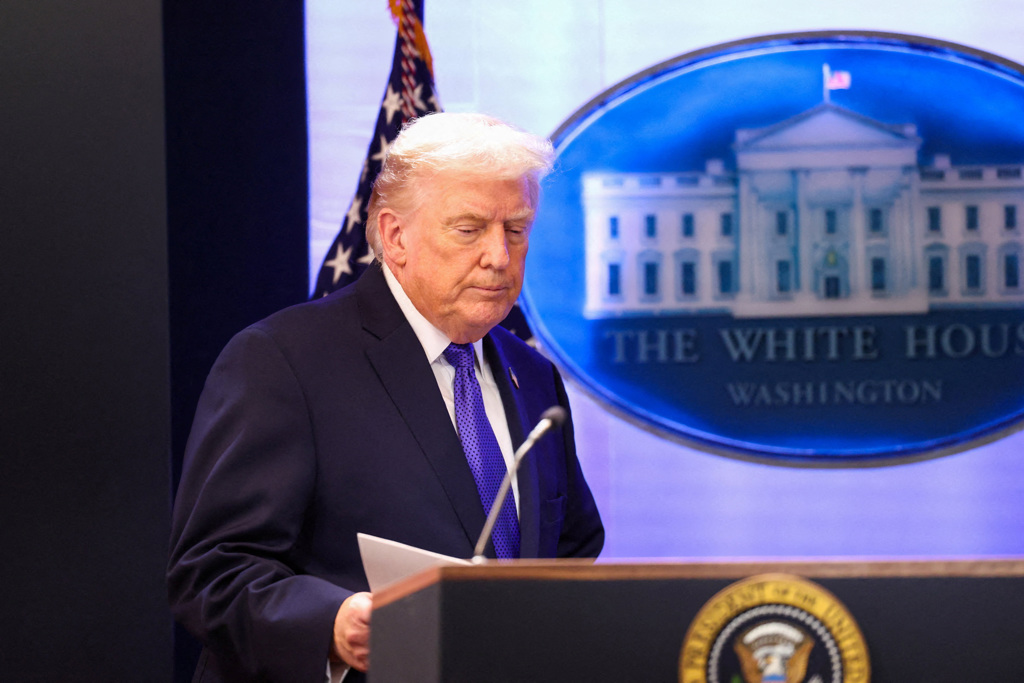 2026年2月20日，美國總統川普記者會留影。